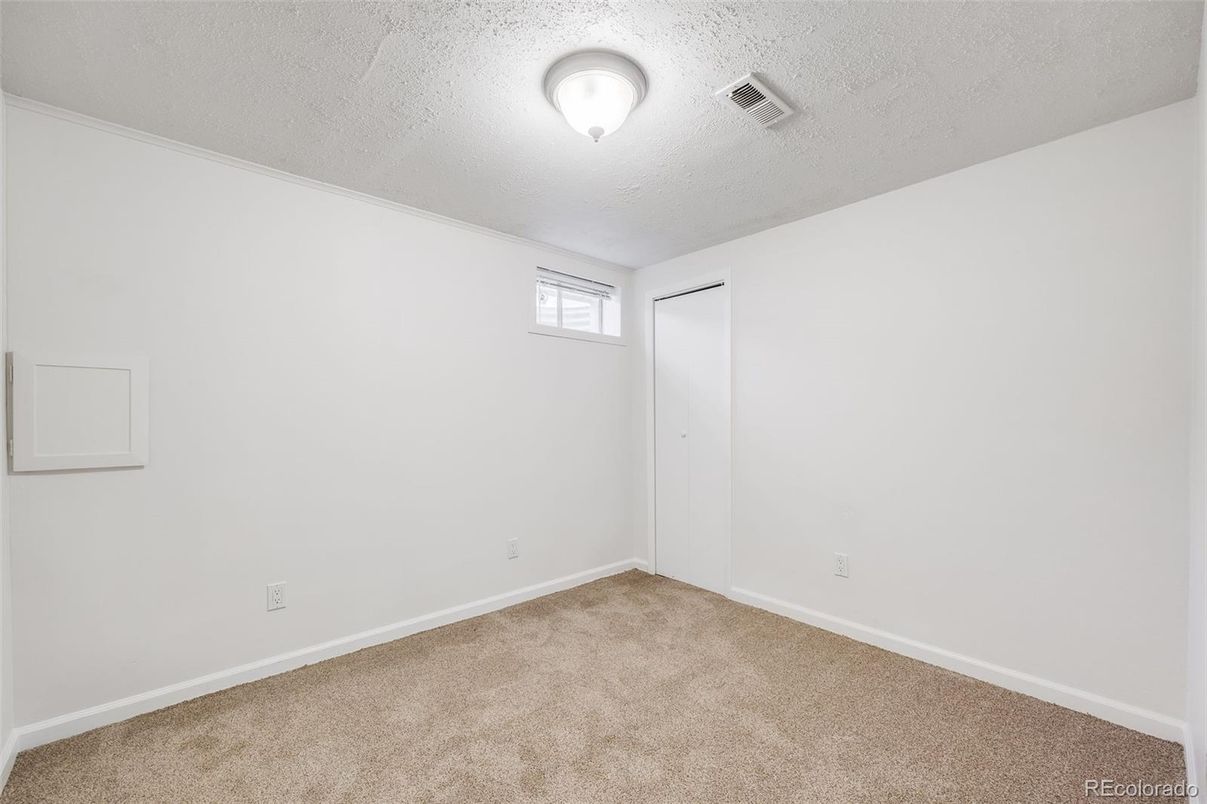 Empty room, Interior