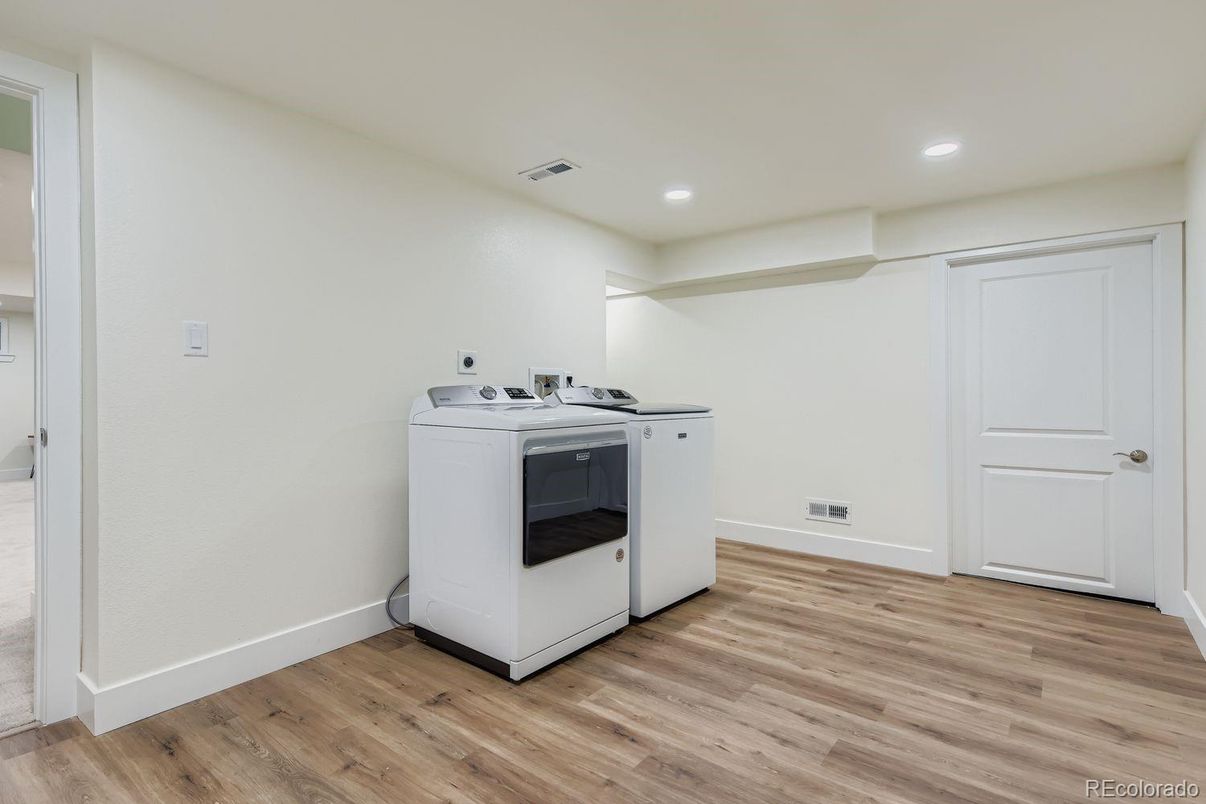 Interior, Recessed Lighting, Washer, Wood Texture Flooring