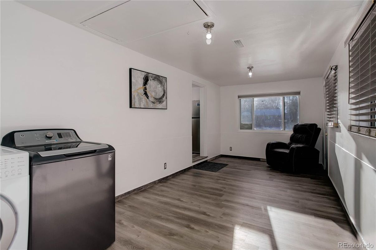 Interior, Washer, Wood Texture Flooring