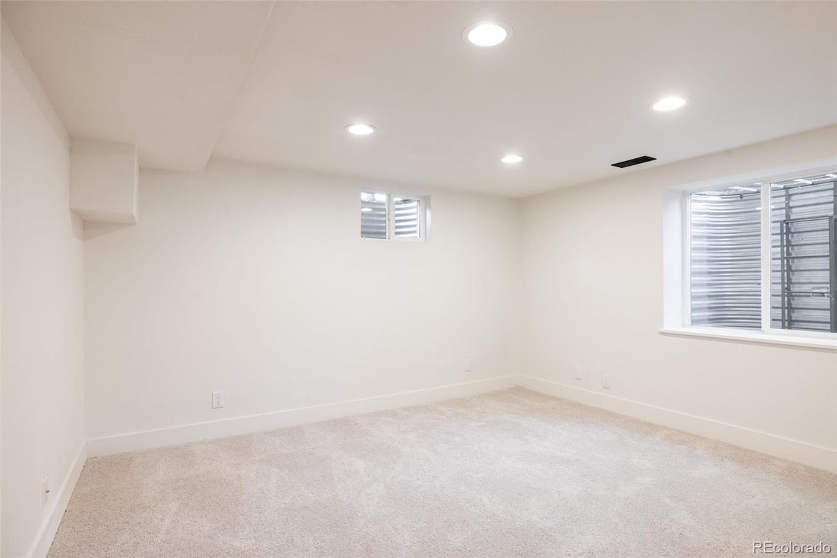 Empty room, Interior, Recessed Lighting