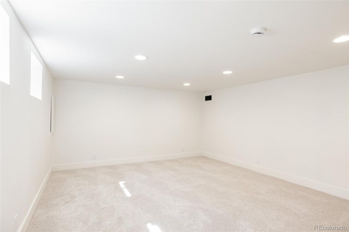 Empty room, Interior, Recessed Lighting