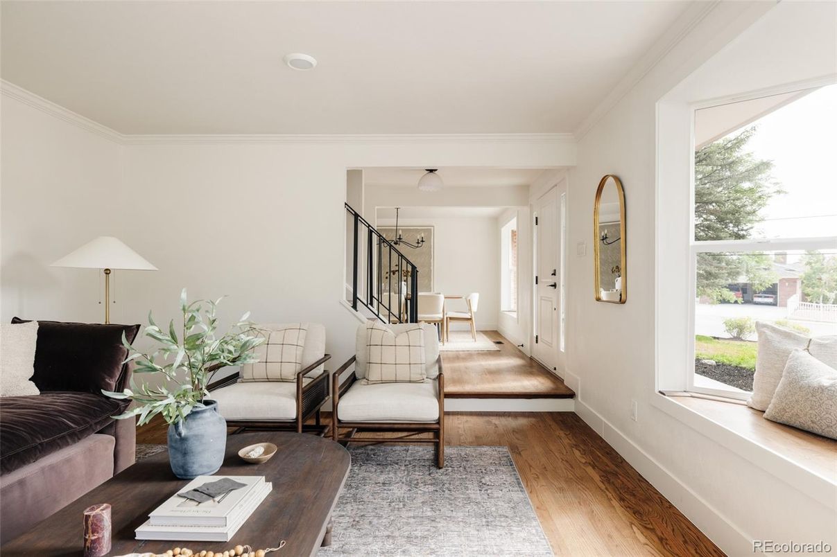 Interior, Living room, Pendant Lights, Wood Texture Flooring