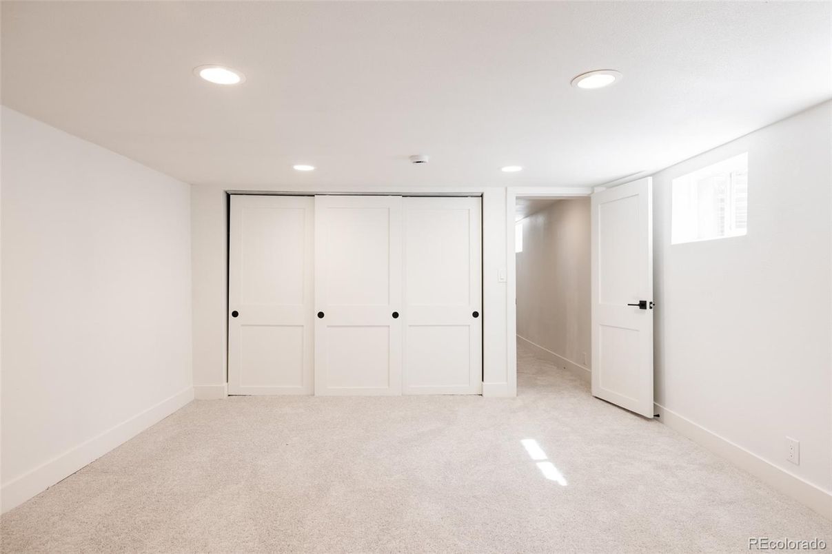 Empty room, Interior, Recessed Lighting