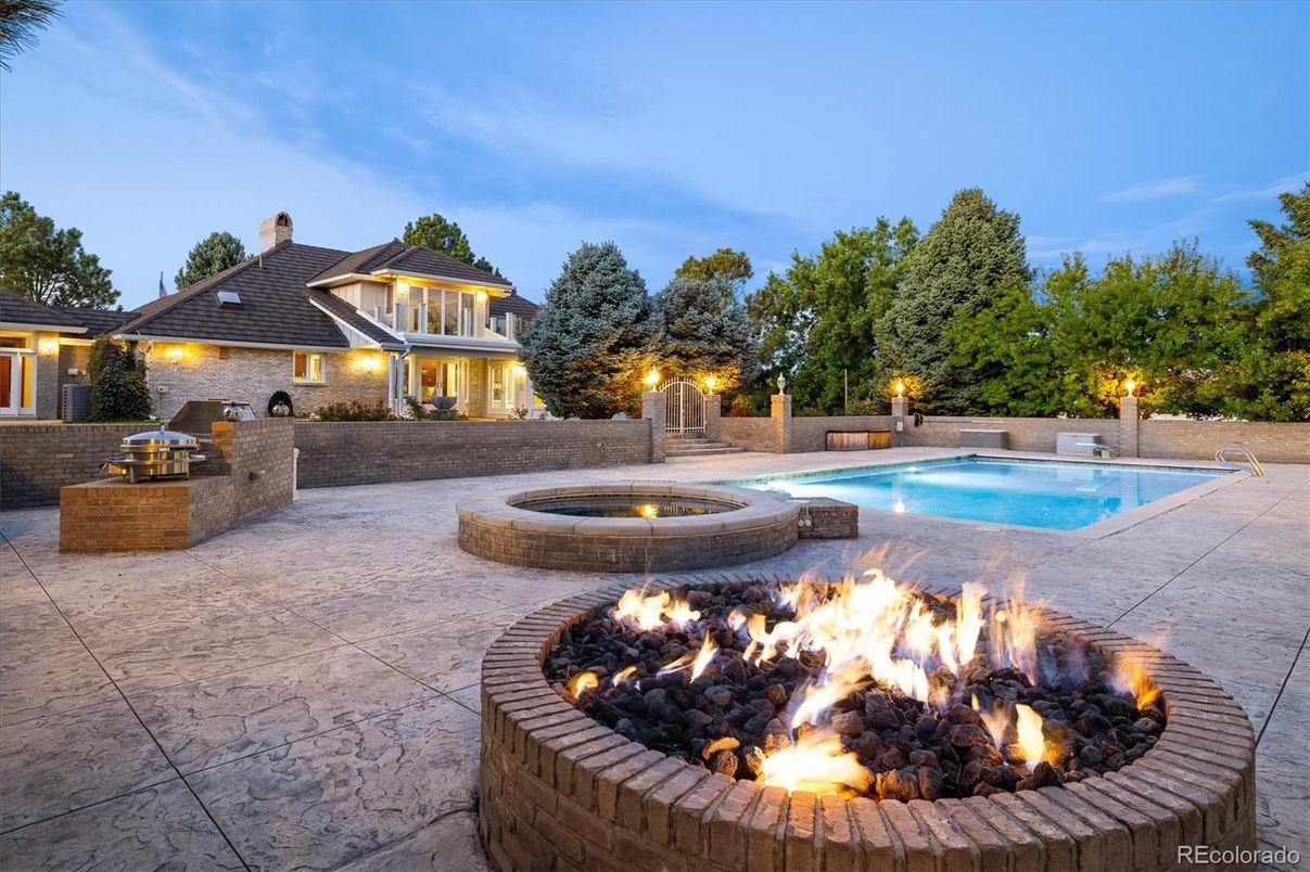 Exterior, Outdoor Kitchen, Pool