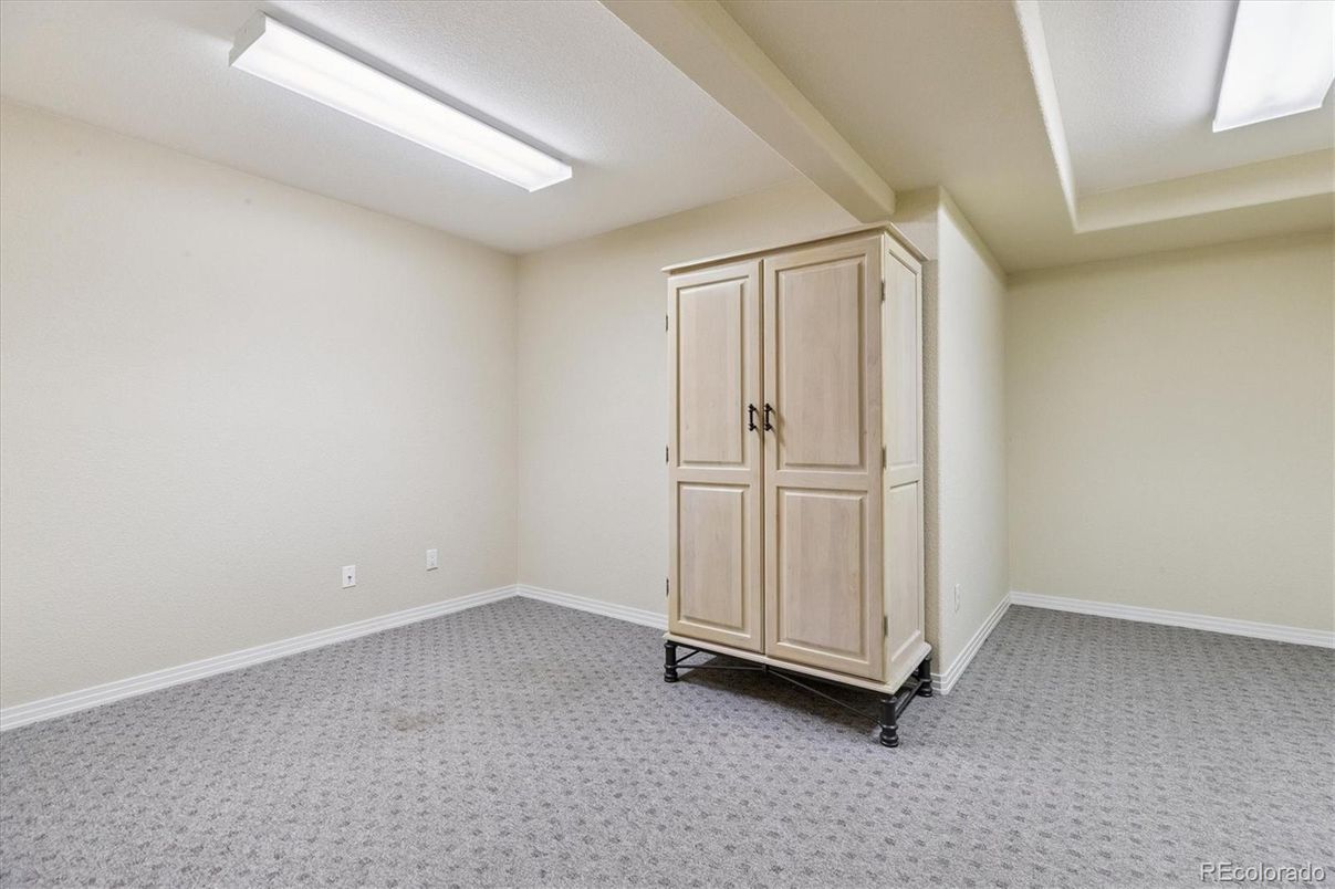 Empty room, Interior