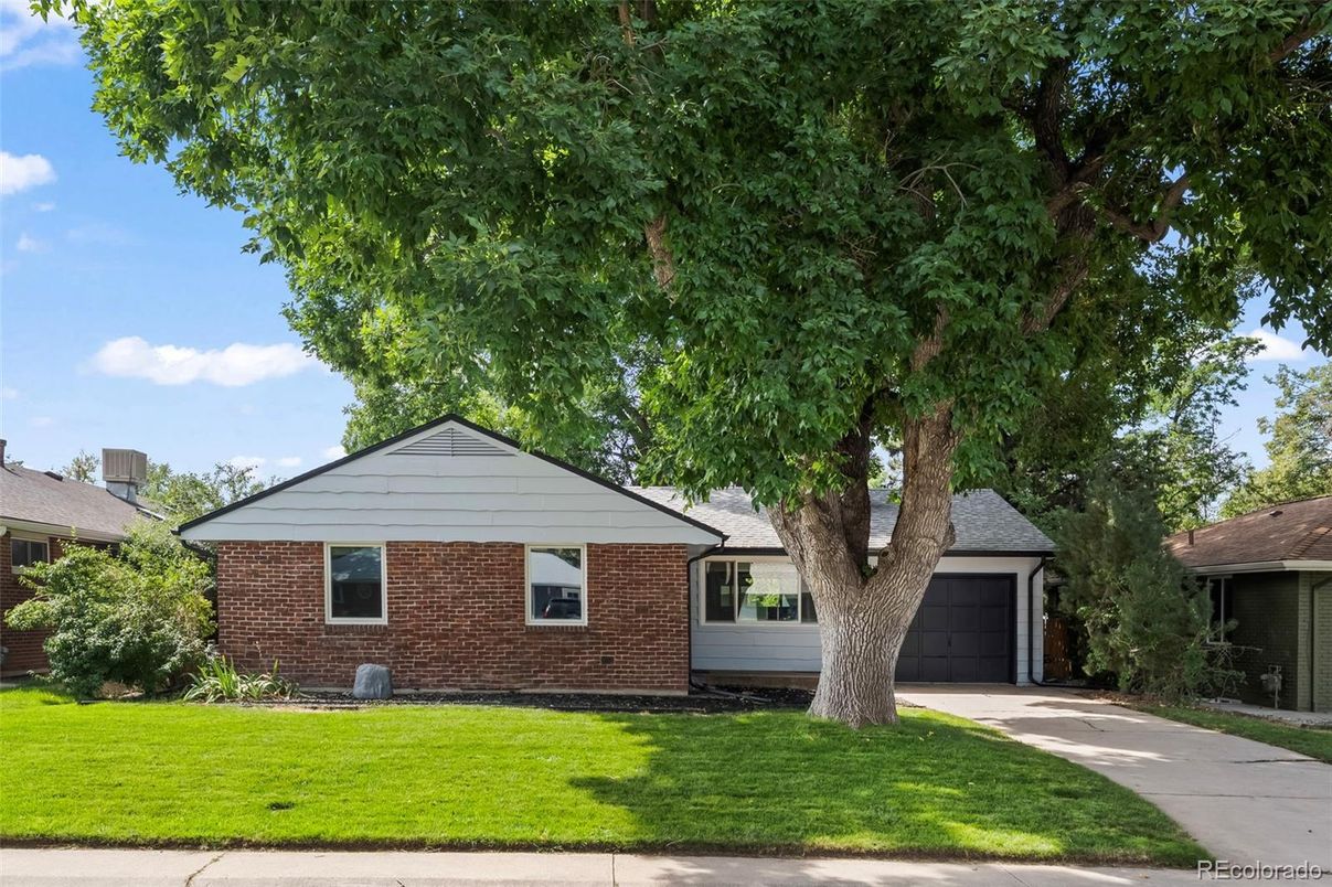 Attached, Exterior, Facade, Brick Facade, Ranch