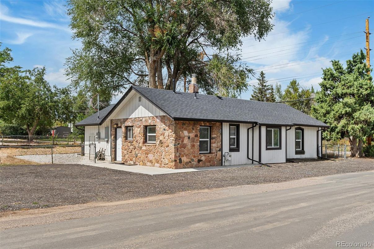 Exterior, Facade, Brick Facade, Ranch