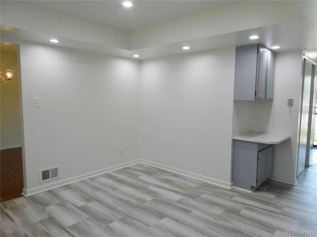 Empty room, Interior, Recessed Lighting, Wood Texture Flooring