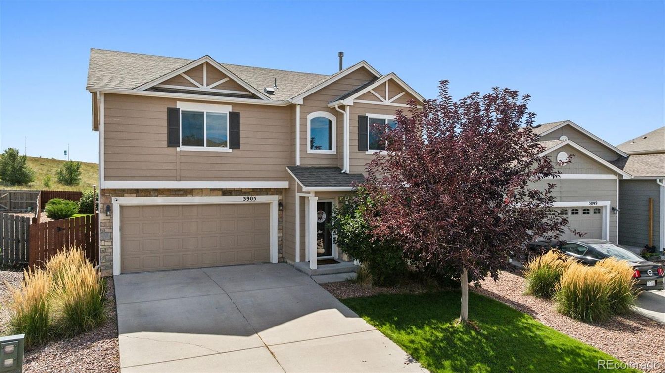 Attached, Exterior, Facade, American Craftsman
