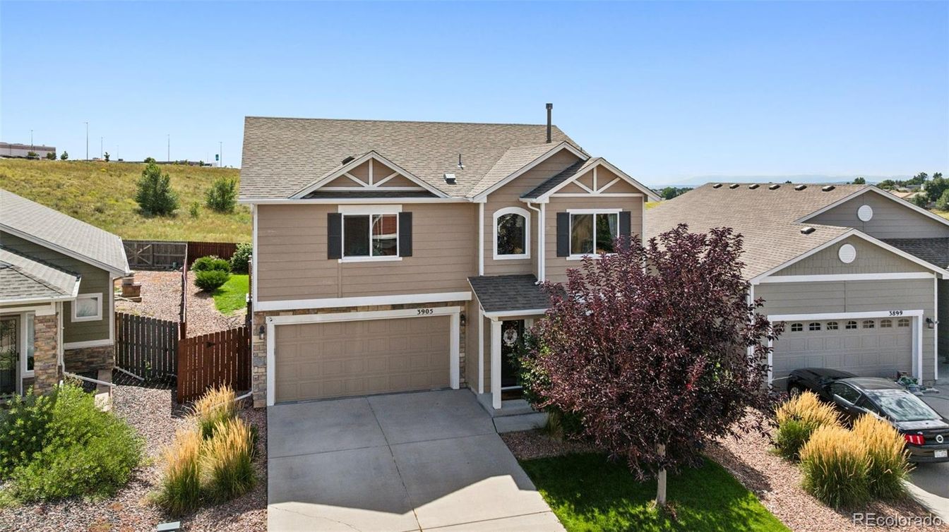 Attached, Exterior, Facade, American Craftsman