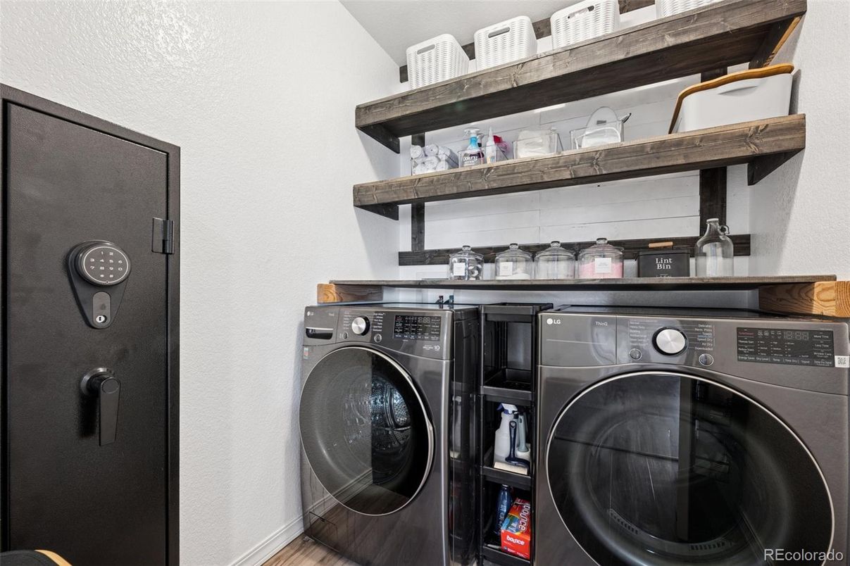 Interior, Washer, Wood Texture Flooring