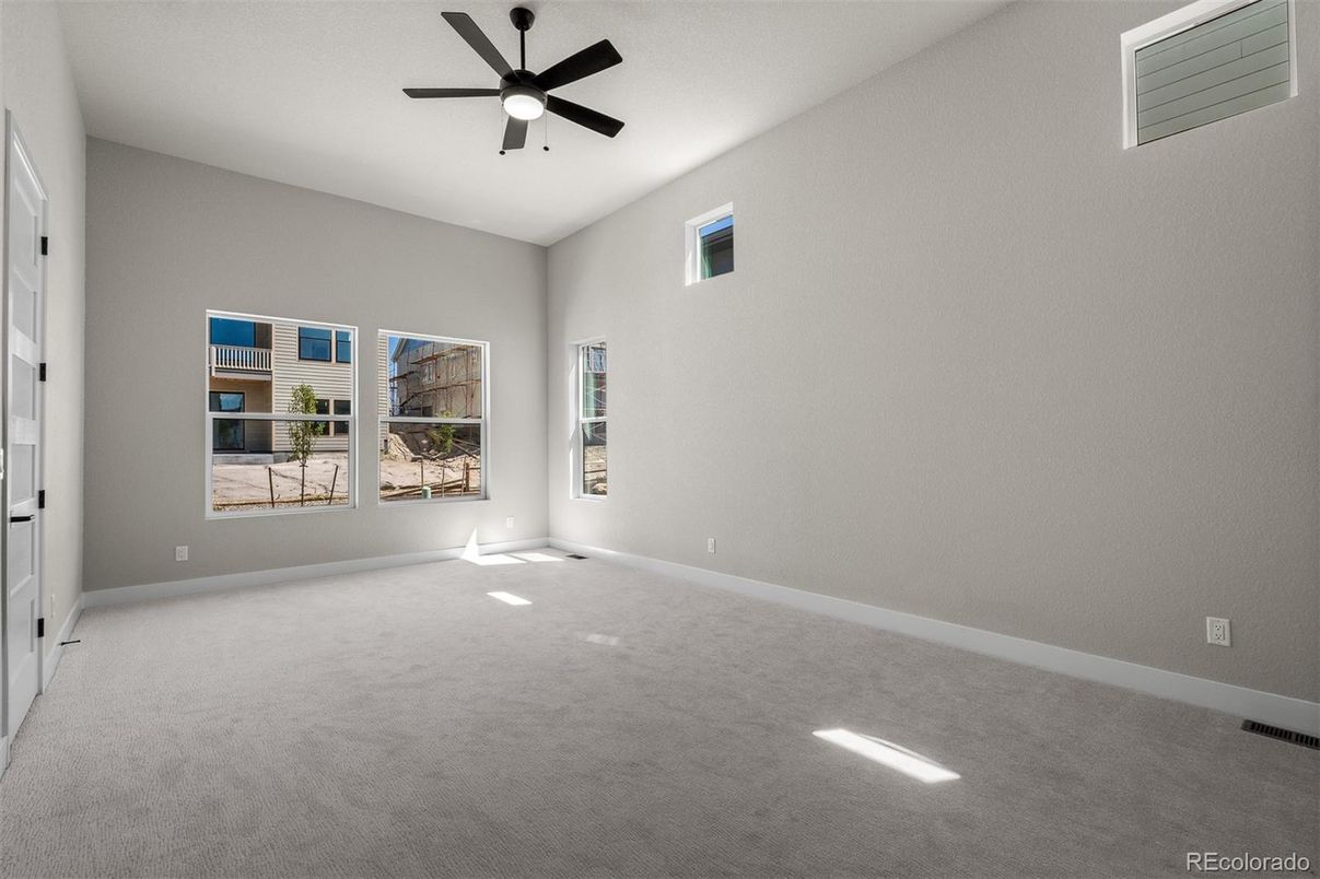 Empty room, Interior