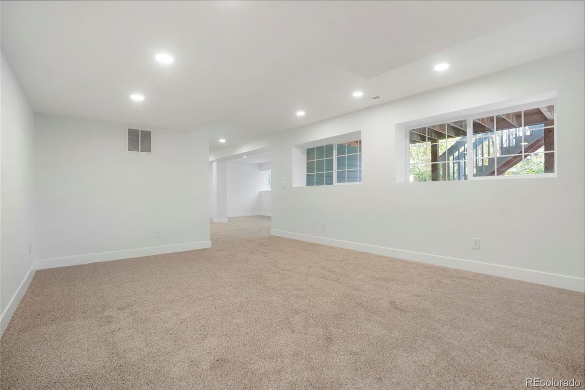 Empty room, Interior, Recessed Lighting