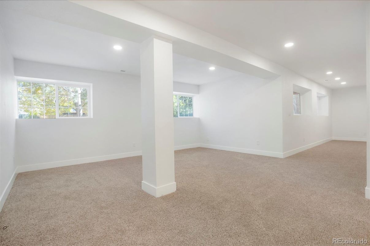 Empty room, Interior, Recessed Lighting