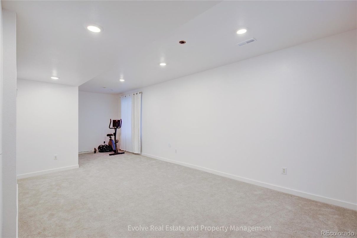 Empty room, Fitness Equipment, Interior, Recessed Lighting