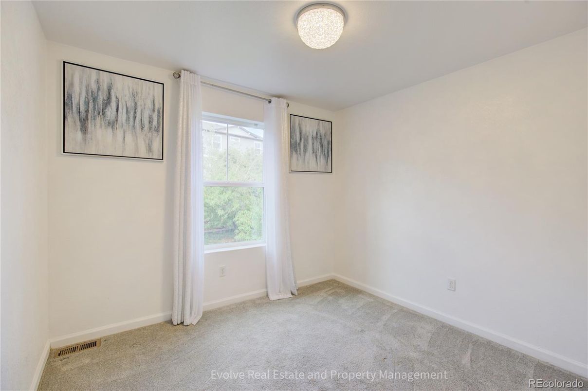 Empty room, Interior