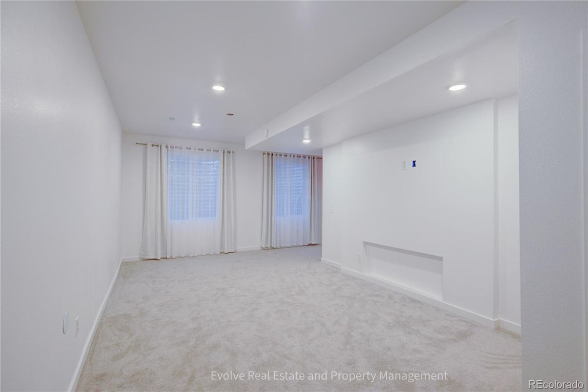 Empty room, Interior, Recessed Lighting