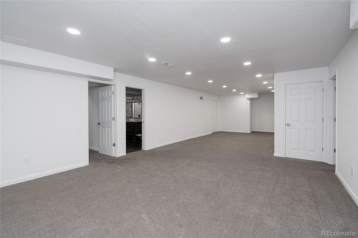 Empty room, Interior, Recessed Lighting