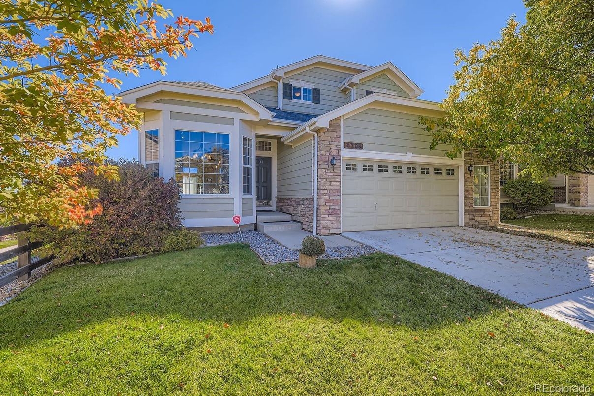 Attached, Exterior, Facade, American Craftsman