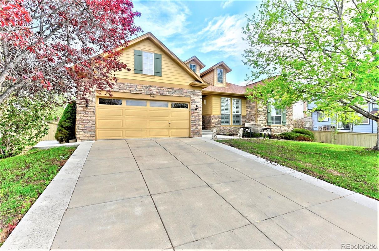 Attached, Exterior, Facade, American Craftsman