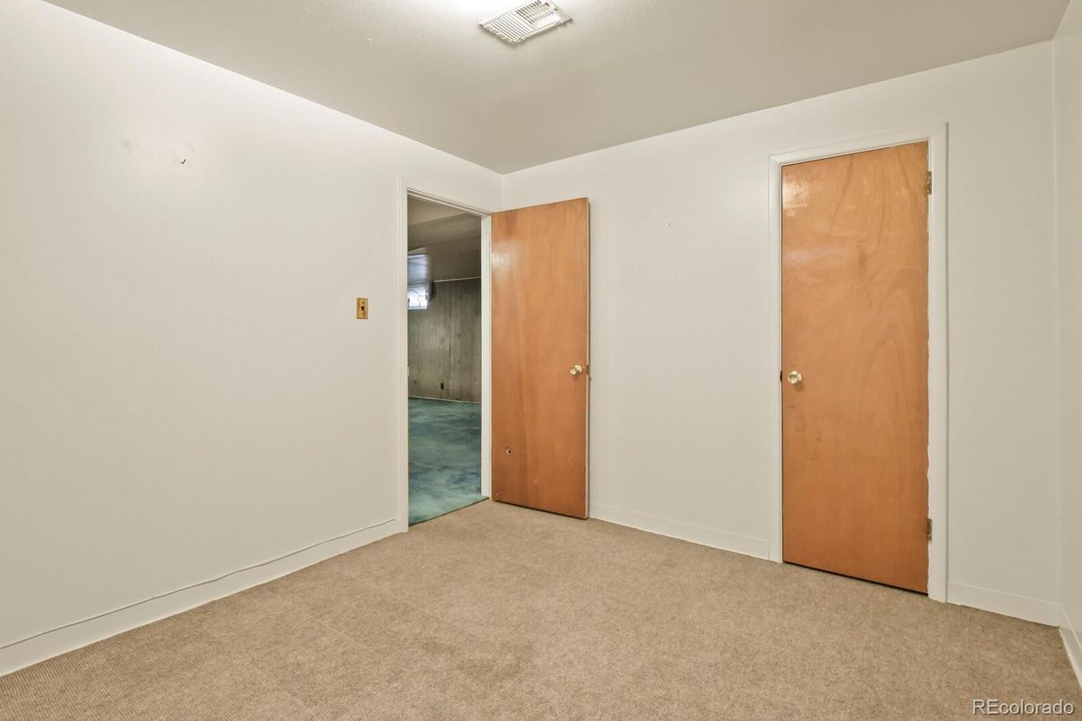 Empty room, Interior