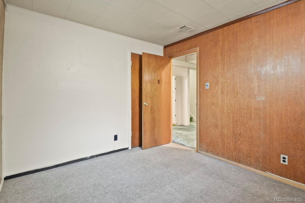 Empty room, Interior