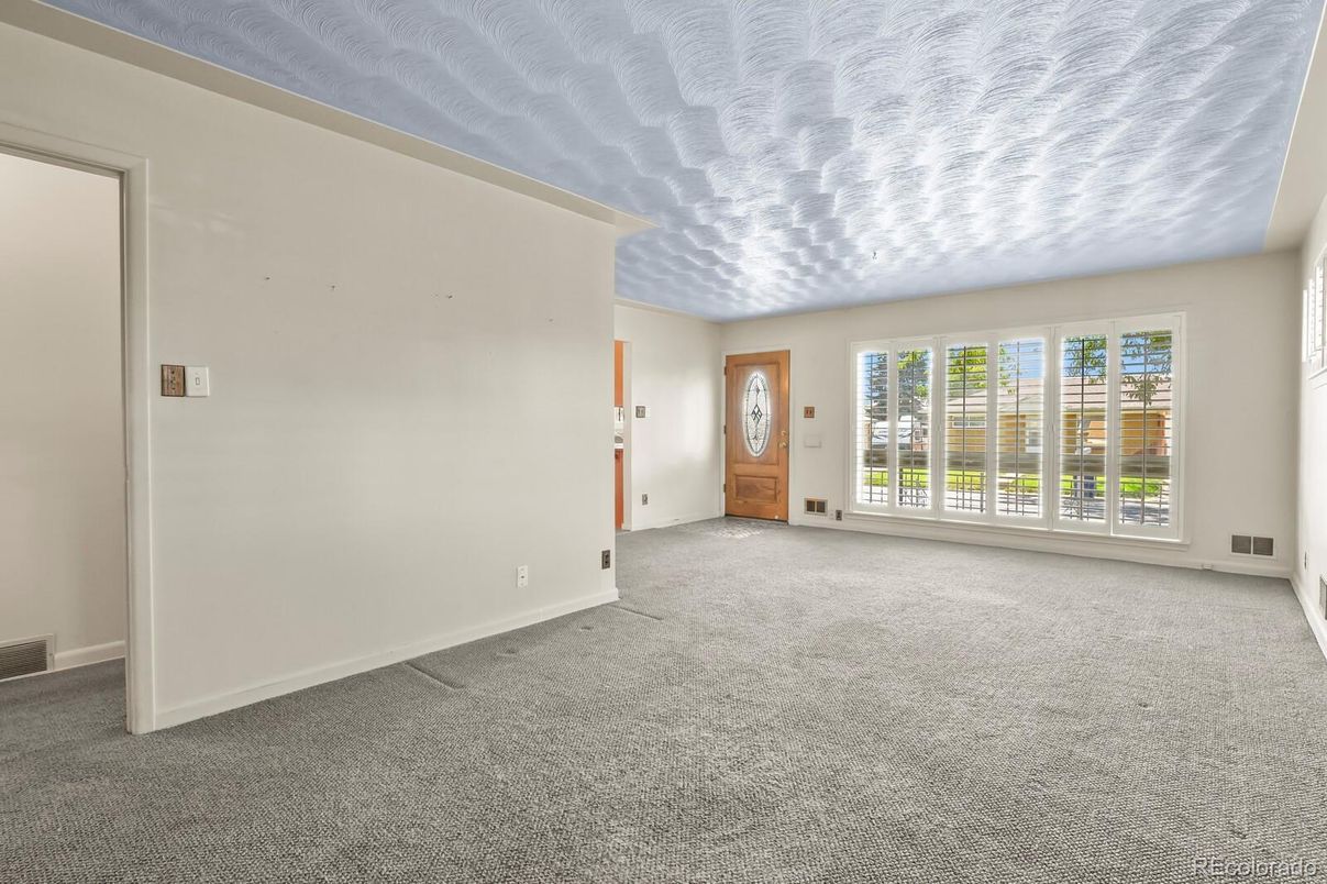 Empty room, Interior