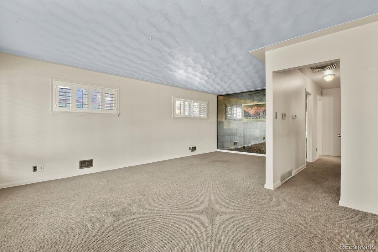 Empty room, Interior