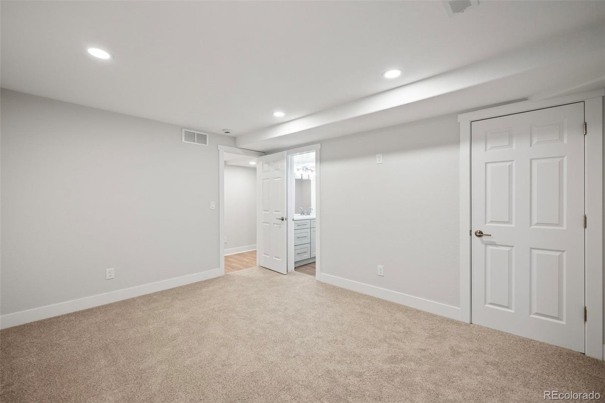 Empty room, Interior, Recessed Lighting
