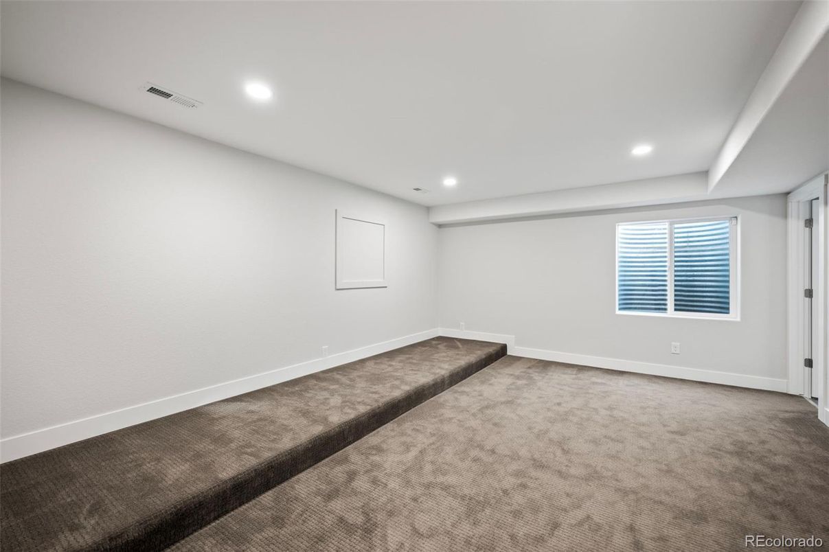 Empty room, Interior, Recessed Lighting