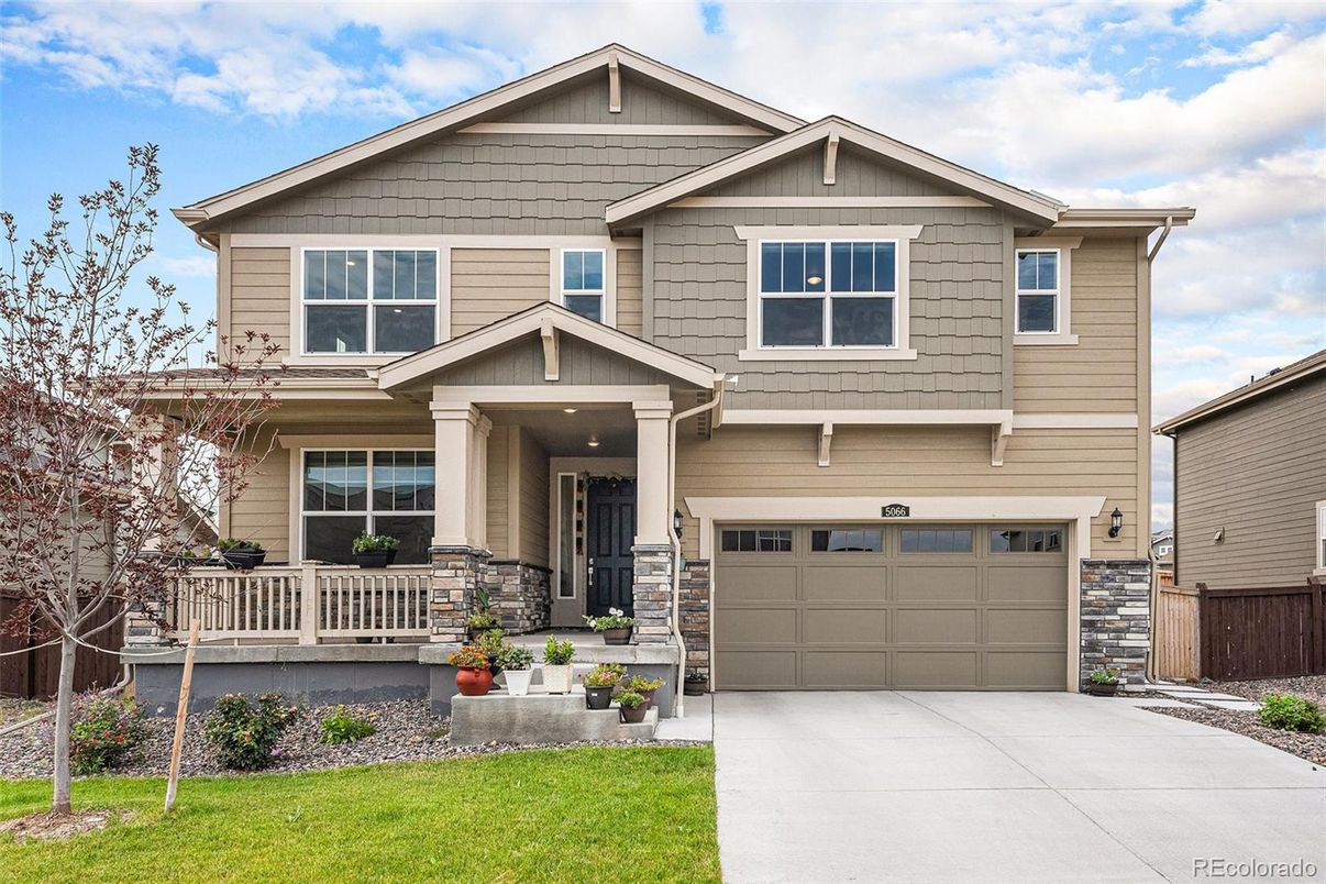 Attached, Exterior, Facade, American Craftsman