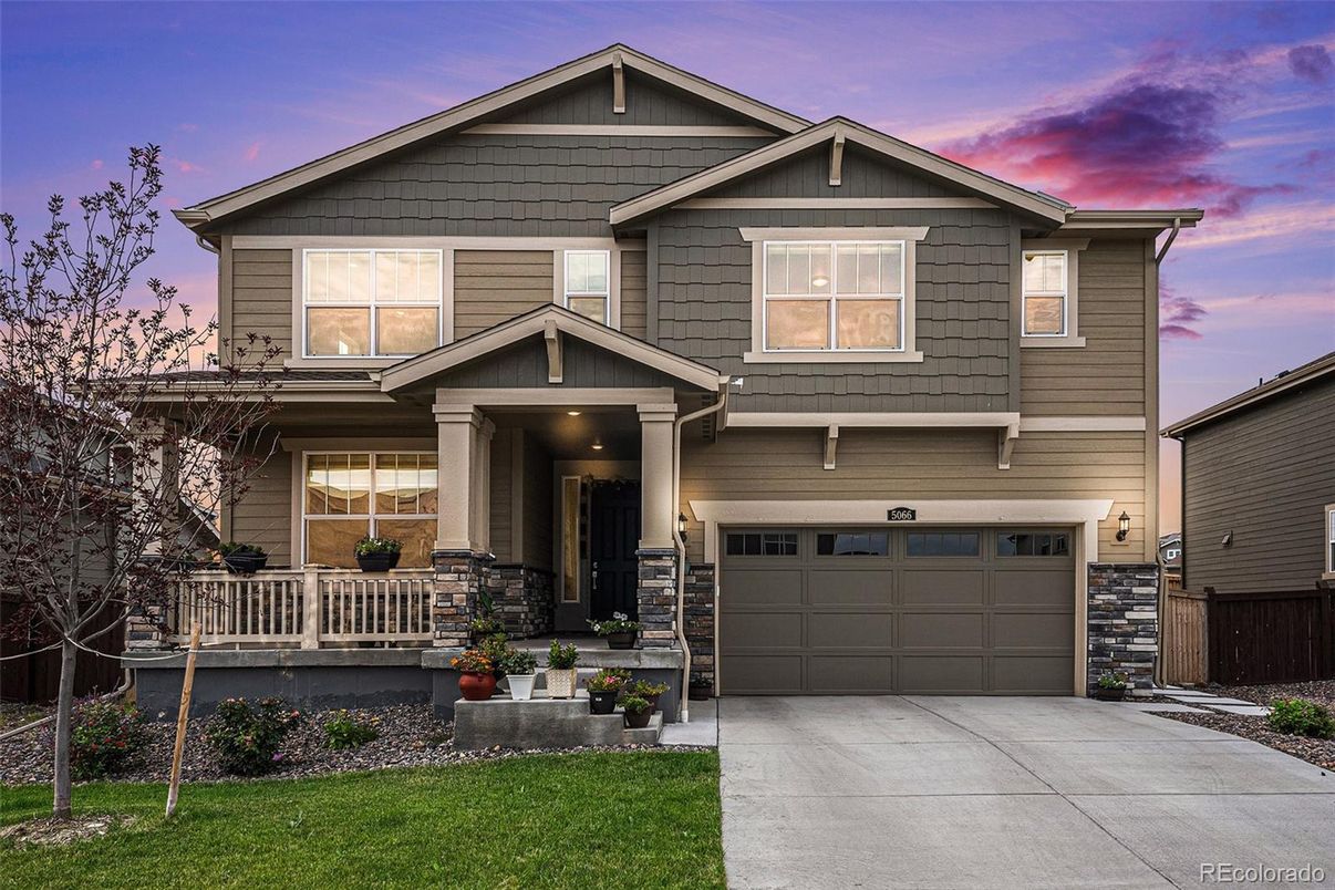 Attached, Exterior, Facade, American Craftsman