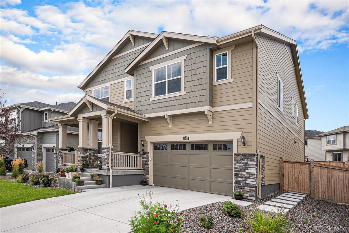 Attached, Exterior, Facade, American Craftsman