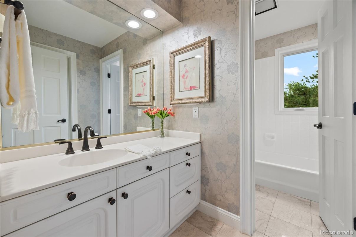 Bathroom, Dual Sink Vanities, Interior, Recessed Lighting