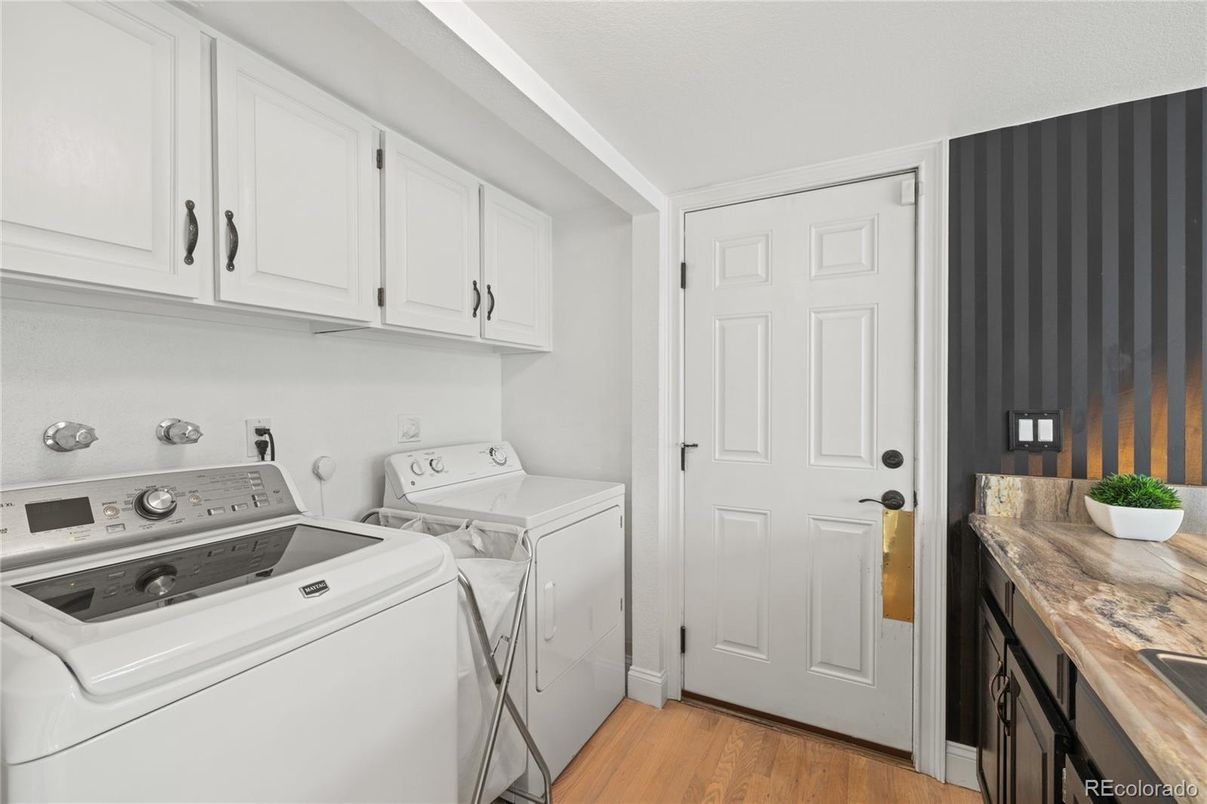 Interior, Washer, Wood Texture Flooring