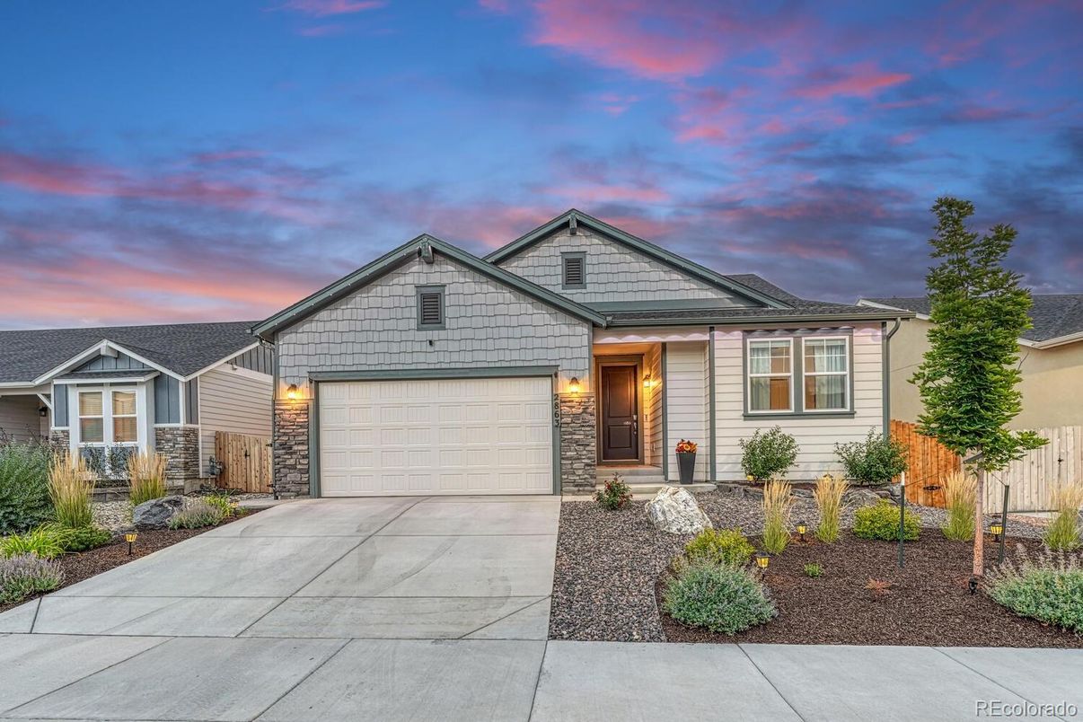 Attached, Exterior, Facade, Ranch