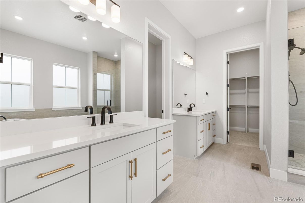 Bathroom, Dual Sink Vanities, Interior, Recessed Lighting
