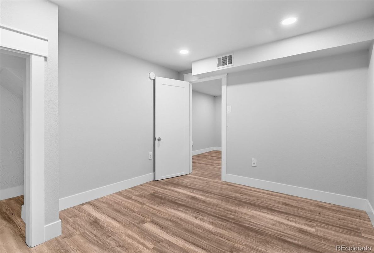 Empty room, Interior, Recessed Lighting, Wood Texture Flooring
