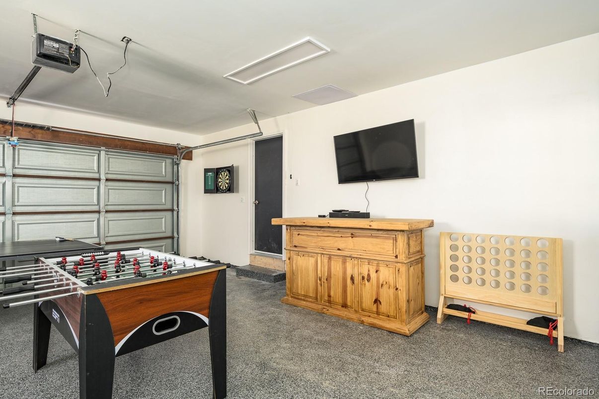 Game Room, Interior