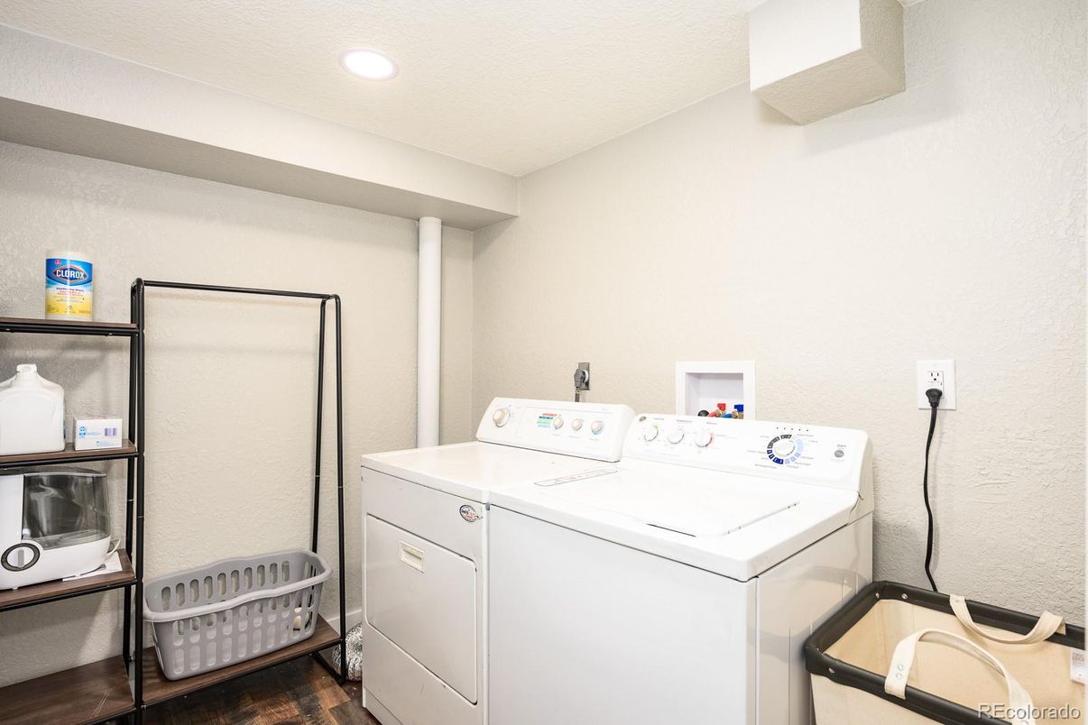 Interior, Recessed Lighting, Washer, Wood Texture Flooring