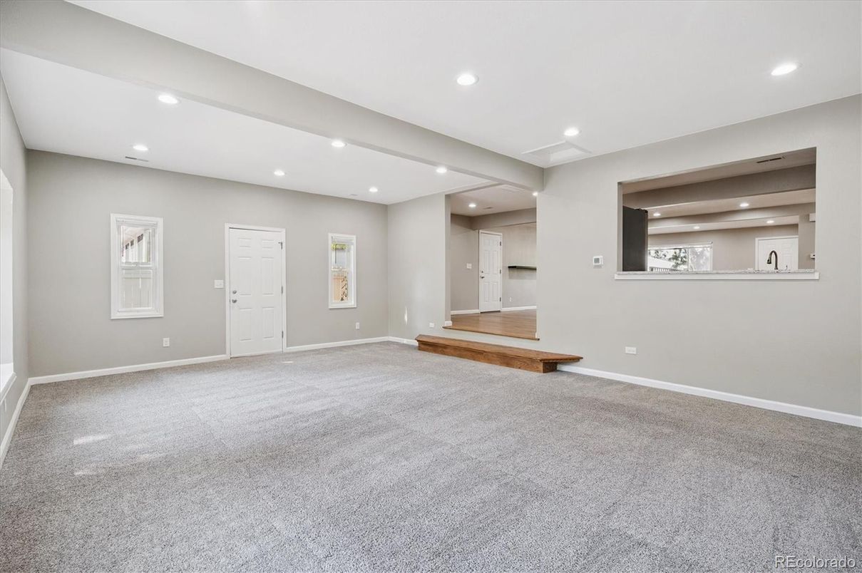 Empty room, Interior, Recessed Lighting