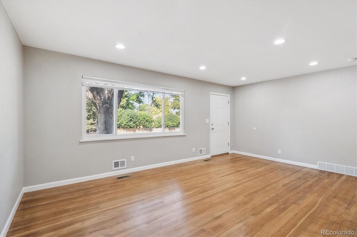Empty room, Interior, Recessed Lighting, Wood Texture Flooring