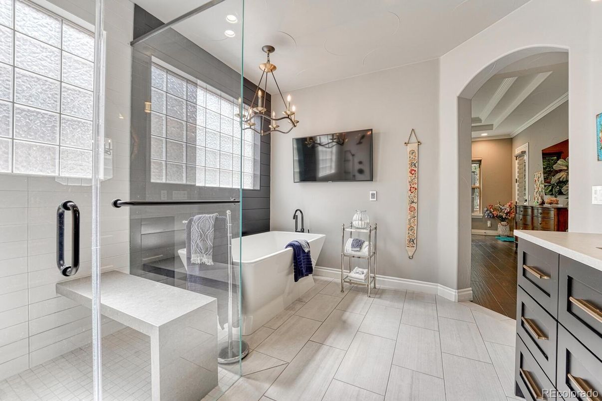 Bathroom, Free Standing Baths, Interior, Pendant Lights, Recessed Lighting