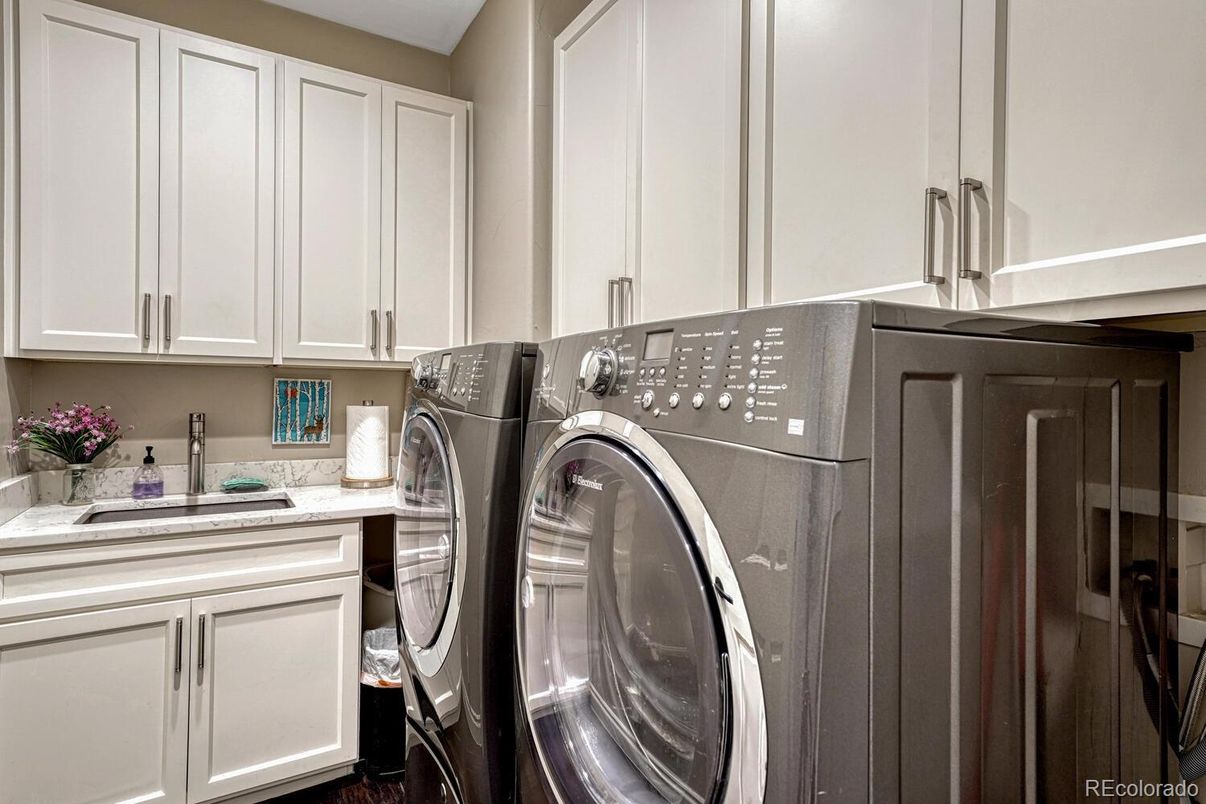 Interior, Washer, Wood Texture Flooring