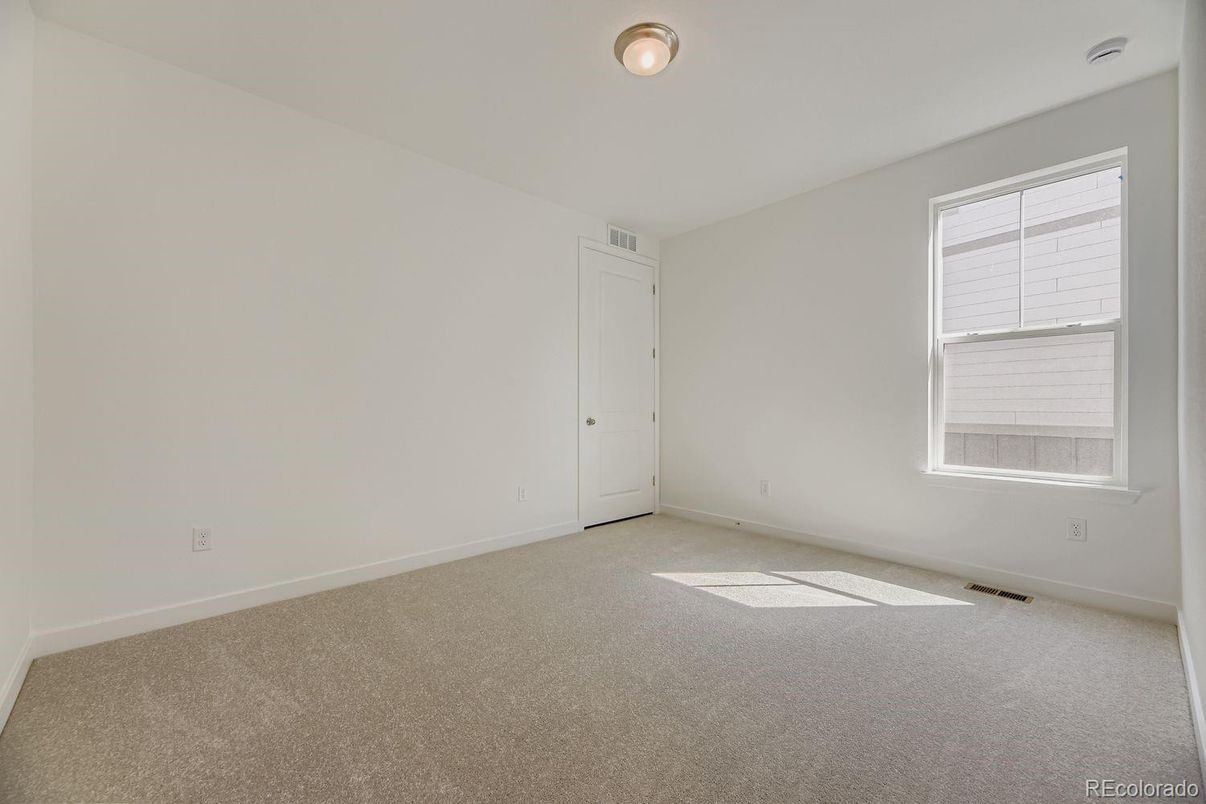 Empty room, Interior