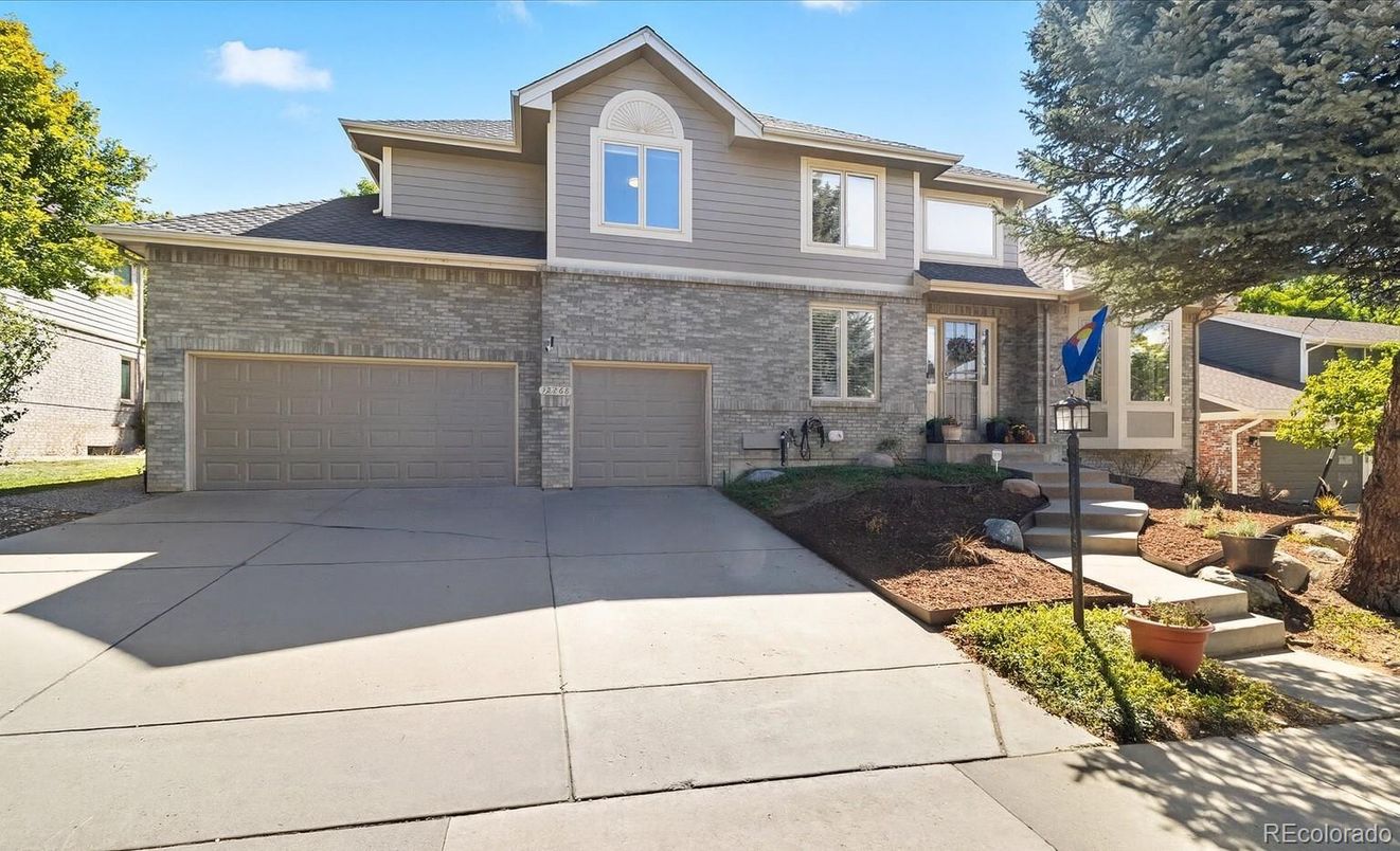 Attached, Exterior, Facade, American Craftsman