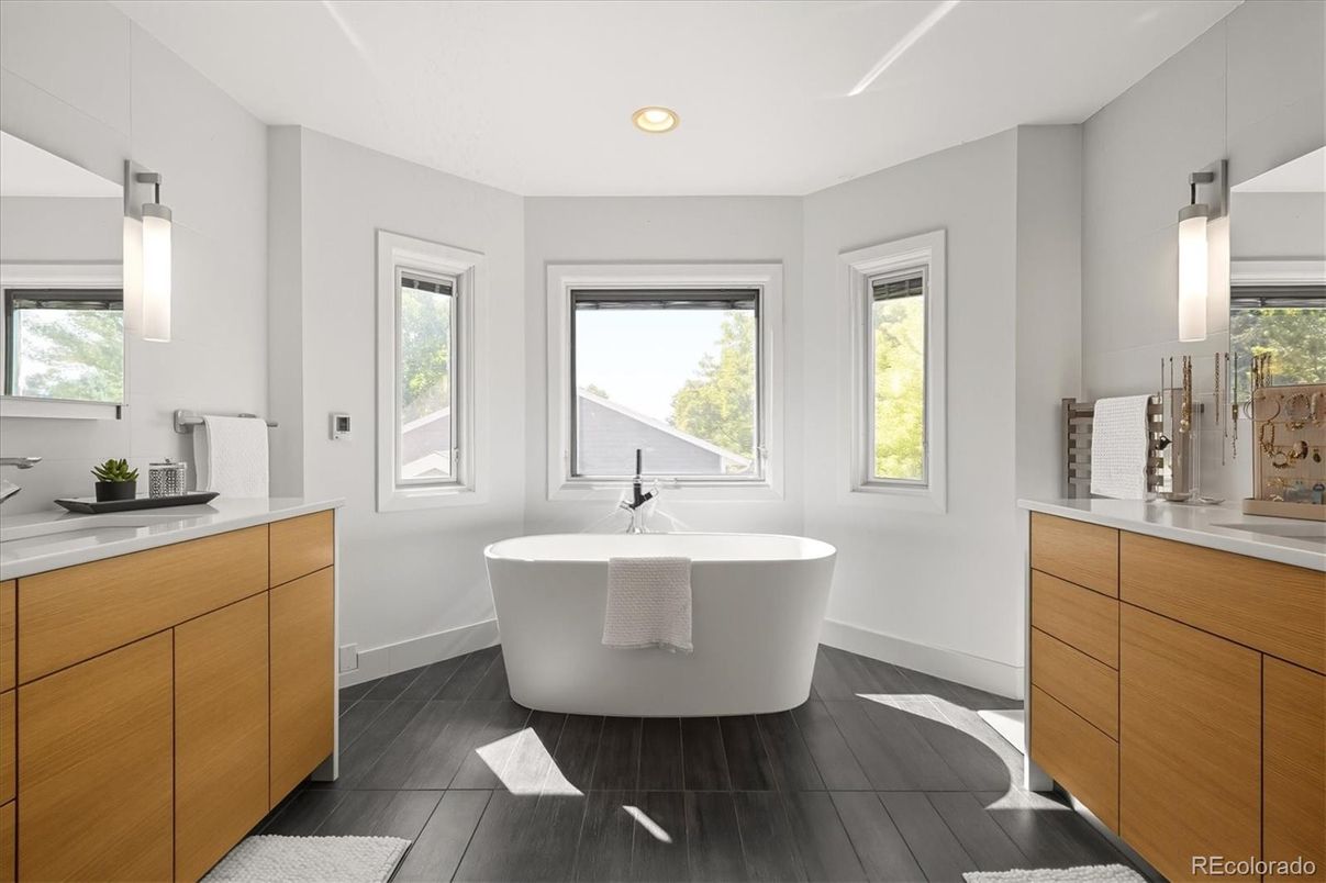Bathroom, Free Standing Baths, Interior, Pendant Lights, Recessed Lighting, Wood Texture Flooring