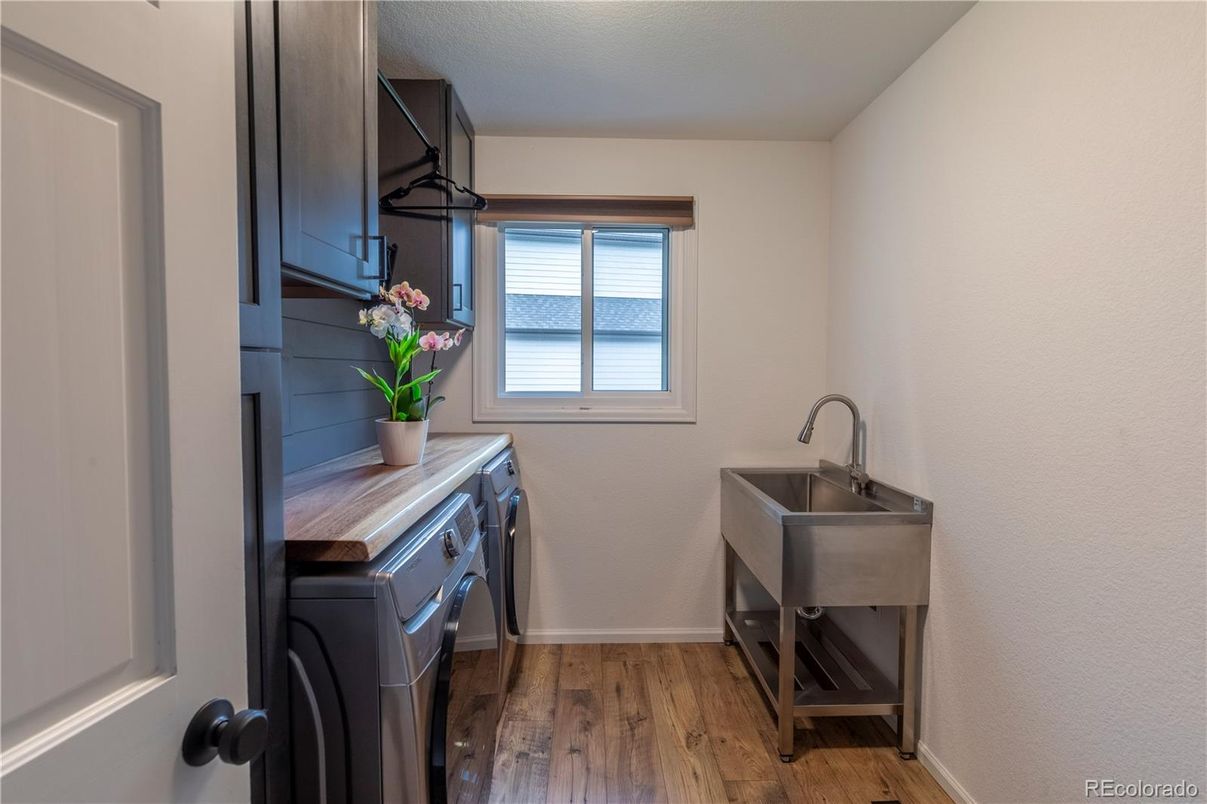 Interior, Washer, Wood Texture Flooring