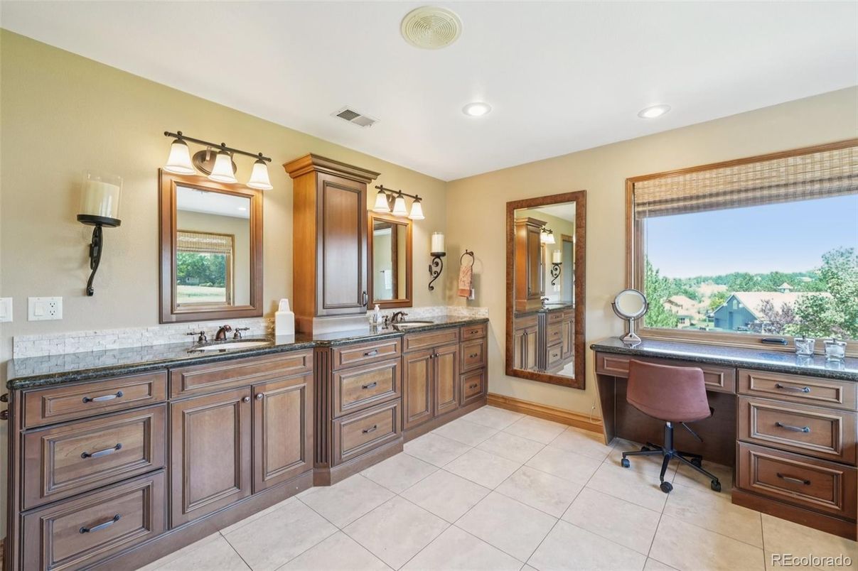Bathroom, Dual Sink Vanities, Interior, Recessed Lighting