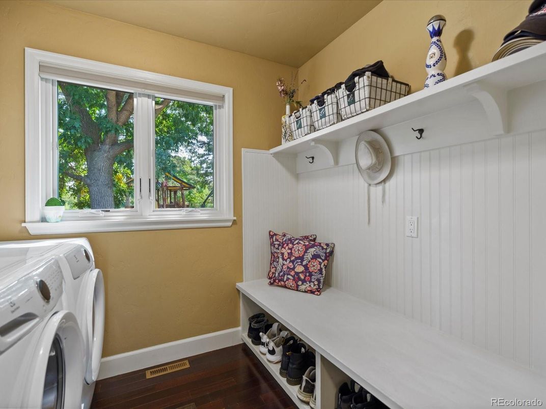 Interior, Washer, Wood Texture Flooring